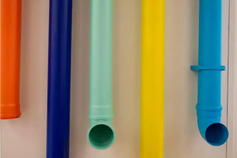 Outillage et produits de préparation essentiels pour peindre un tuyau PVC